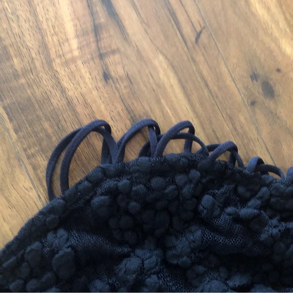 Free people sheet black lace long sleeve top with elastic cutouts on shoulders - Picture 4 of 5